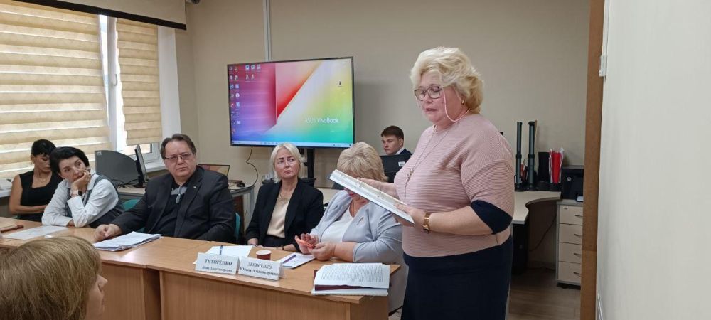 Олег Лобов провел семинар для муниципальных архивов Крыма Олег Лобов провел семинар для муниципальных архивов Крыма
