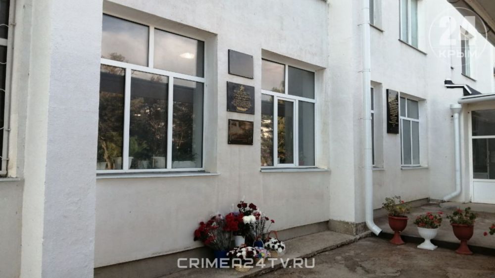 На фасаде колледжа Сакского района установили мемориальную доску в честь бойца СВО На фасаде колледжа Сакского района установили мемориальную доску в честь бойца СВО
