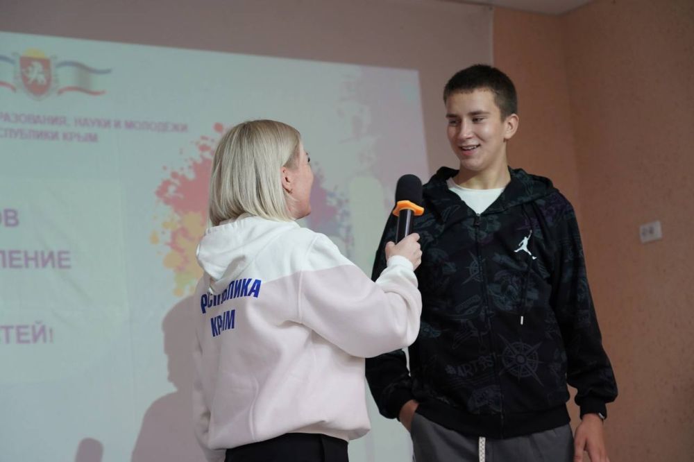 Сегодня на базе ДОЛ «Сокол» в рамках проведения смены отдыха «Школа лидера» для активистов школьных и муниципальных органов ученического самоуправления Республики Крым, работали три образовательные площадки: Сегодня на базе ДОЛ «Сокол» в рамках проведения смены отдыха «Школа лидера» для активистов школьных и муниципальных органов ученического самоуправления Республики Крым, работали три образовательные площадки: