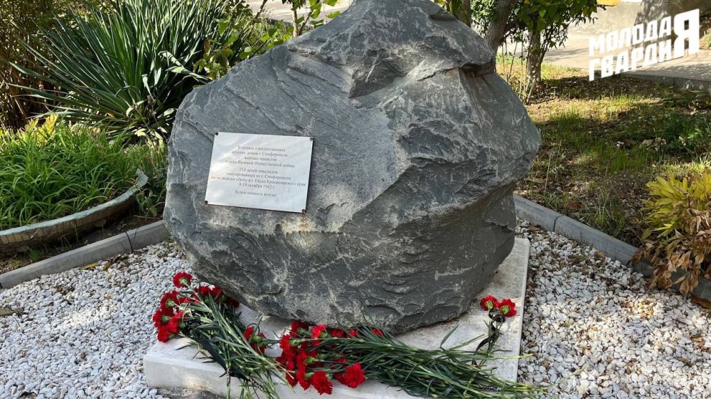 Активисты «Молодой Гвардии» Крыма провели возложение цветов, посвящённое памяти воспитанников детских домов - жертвах нацистов в годы Великой Отечественной войны Активисты «Молодой Гвардии» Крыма провели возложение цветов, посвящённое памяти воспитанников детских домов - жертвах нацистов в годы Великой Отечественной войны