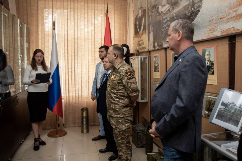 В школе №5 представлена экспозиция, посвященная участию 85-го гвардейского гаубичного артиллерийского Симферопольского краснознаменного полка в зоне СВО В школе №5 представлена экспозиция, посвященная участию 85-го гвардейского гаубичного артиллерийского Симферопольского краснознаменного полка в зоне СВО