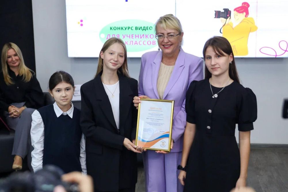 Заместитель Председателя Совета министров РК – министр финансов РК Ирина Кивико наградила победителей творческого конкурса «Лучшее освещение проекта ШкИБ» Заместитель Председателя Совета министров РК – министр финансов РК Ирина Кивико наградила победителей творческого конкурса «Лучшее освещение проекта ШкИБ»
