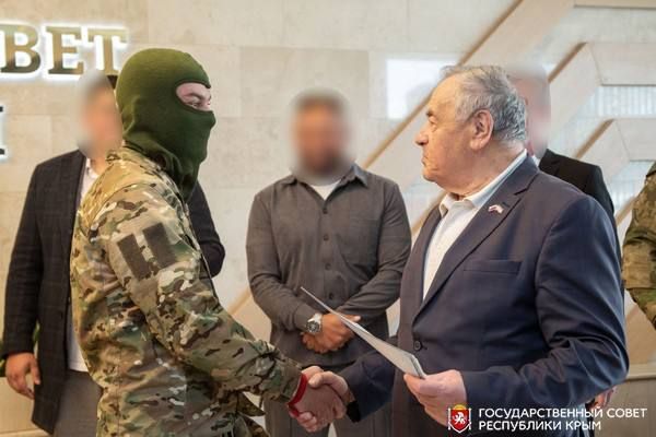 В Государственном Совете Республики Крым военнослужащим вручили свидетельства об освоении профессии оператора дрона В Государственном Совете Республики Крым военнослужащим вручили свидетельства об освоении профессии оператора дрона