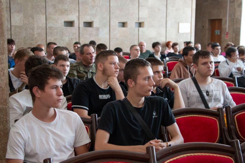 #городские_новости. В армии служить — почетно! В городском Культурном центре им. Ю.И.Богатикова прошла ежегодная патриотическая акция, приуроченная ко Дню призывника #городские_новости. В армии служить — почетно! В городском Культурном центре им. Ю.И.Богатикова прошла ежегодная патриотическая акция, приуроченная ко Дню призывника