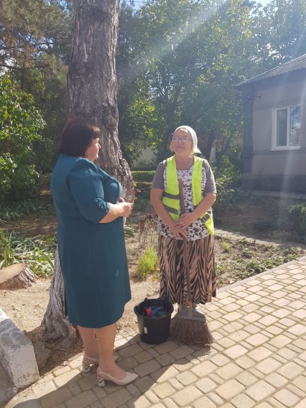 Анжелика Ястребова: Еженедельно главы муниципальных образований Бахчисарайского района проводят встречи с дворниками Анжелика Ястребова: Еженедельно главы муниципальных образований Бахчисарайского района проводят встречи с дворниками