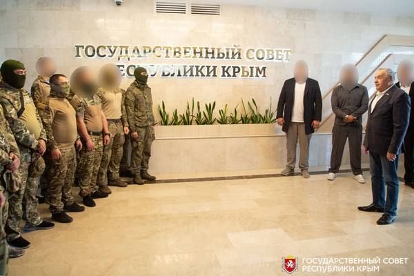 В Государственном Совете Республики Крым военнослужащим вручили свидетельства об освоении профессии оператора дрона В Государственном Совете Республики Крым военнослужащим вручили свидетельства об освоении профессии оператора дрона