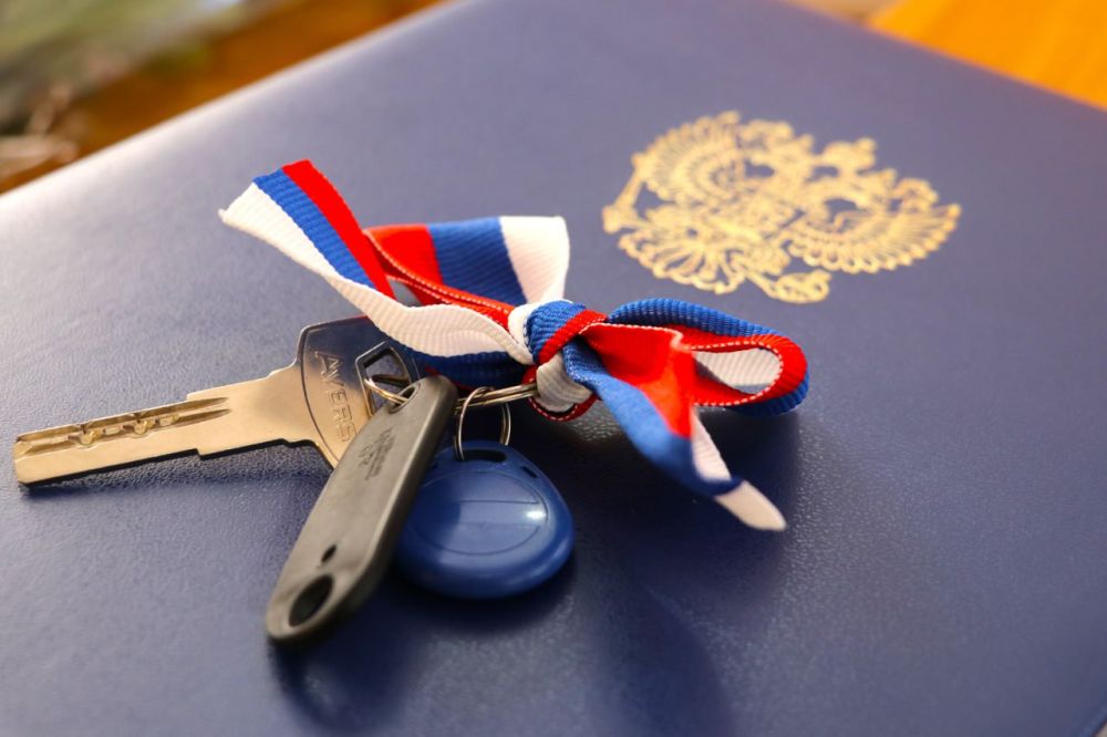 Еще один житель Феодосии из числа детей-сирот получил ключи от квартиры Еще один житель Феодосии из числа детей-сирот получил ключи от квартиры