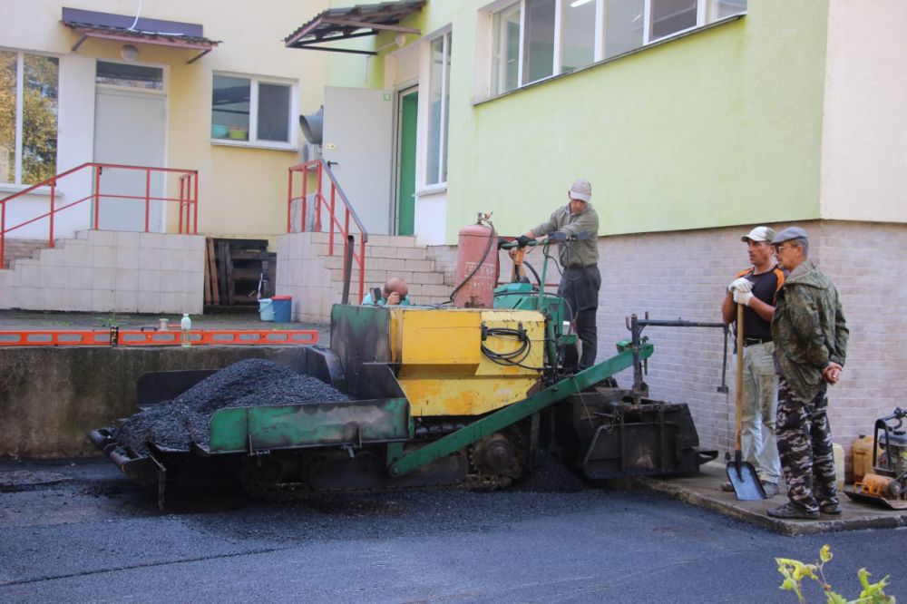 #дети_и_образование. Завершаются работы по асфальтировке территории детского сада № 51 «Журавушка». Старое покрытие пришло в... #дети_и_образование. Завершаются работы по асфальтировке территории детского сада № 51 «Журавушка». Старое покрытие пришло в...