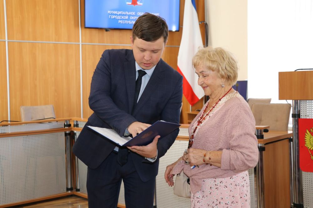 Еще один житель Феодосии из числа детей-сирот получил ключи от квартиры Еще один житель Феодосии из числа детей-сирот получил ключи от квартиры