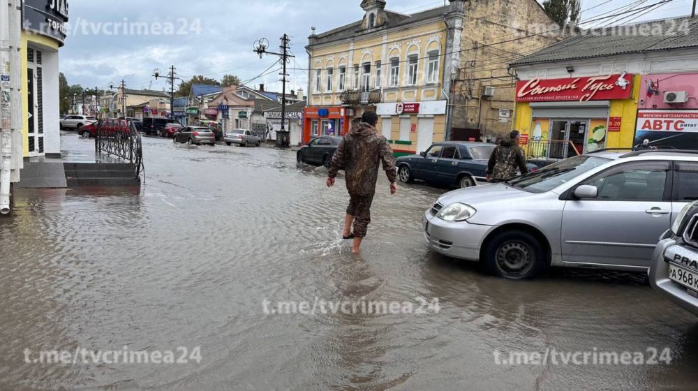 В районе центрального рынка в Керчи без резиновых сапог не пройти В районе центрального рынка в Керчи без резиновых сапог не пройти