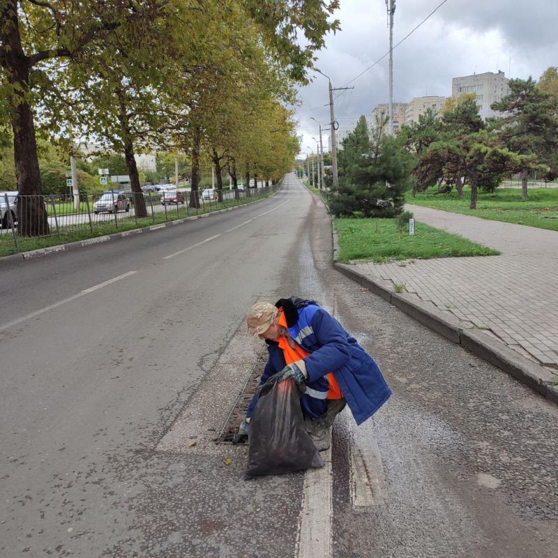 Бригады «Водоканала» продолжают устранять последствия ливня – оперативно очищают ливневые решетки, дождеприемники и лотки от наносов грунта и листьев Бригады «Водоканала» продолжают устранять последствия ливня – оперативно очищают ливневые решетки, дождеприемники и лотки от наносов грунта и листьев
