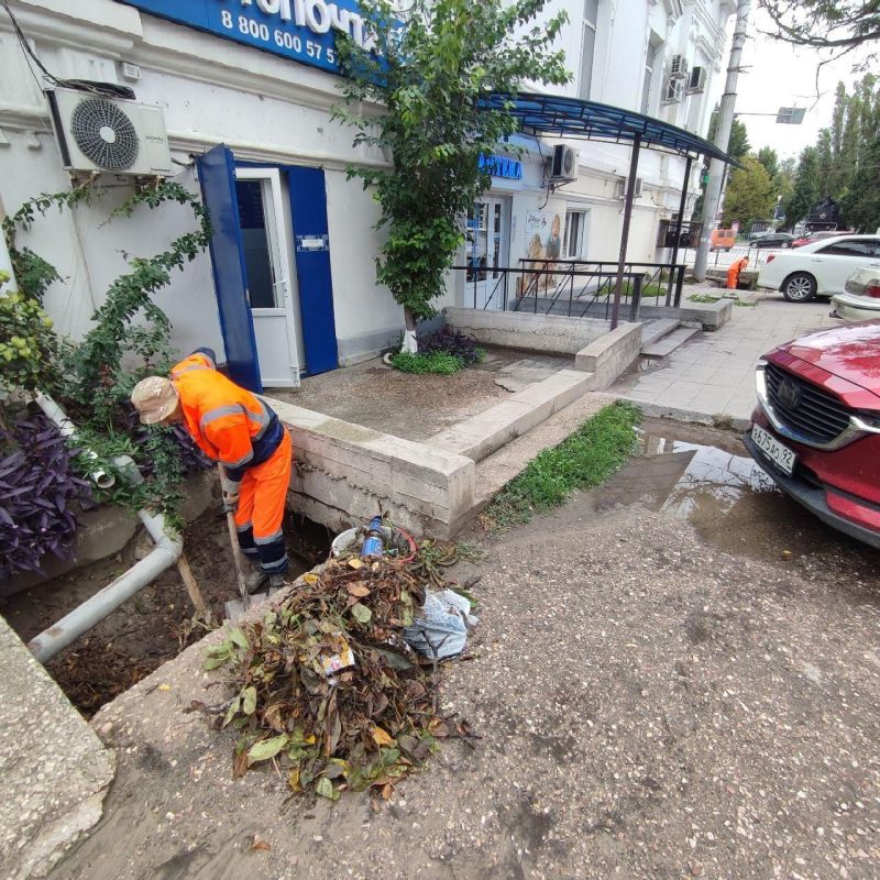 Бригады «Водоканала» продолжают устранять последствия ливня – оперативно очищают ливневые решетки, дождеприемники и лотки от наносов грунта и листьев Бригады «Водоканала» продолжают устранять последствия ливня – оперативно очищают ливневые решетки, дождеприемники и лотки от наносов грунта и листьев