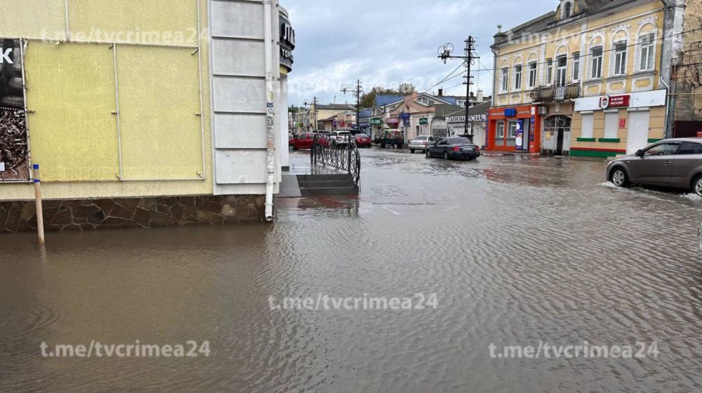В районе центрального рынка в Керчи без резиновых сапог не пройти В районе центрального рынка в Керчи без резиновых сапог не пройти