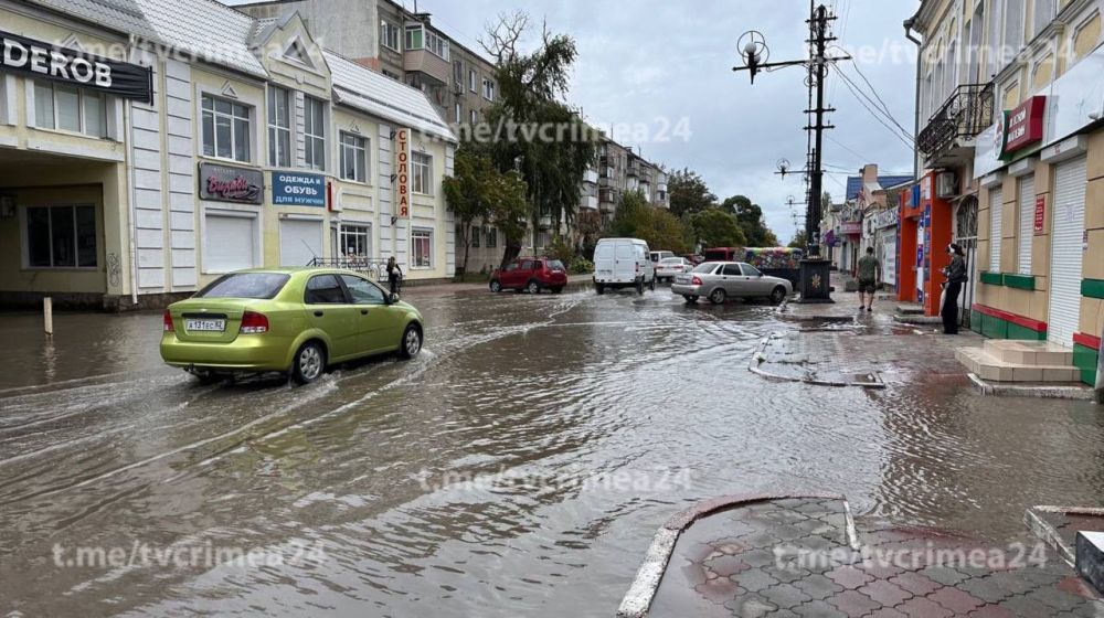 В районе центрального рынка в Керчи без резиновых сапог не пройти В районе центрального рынка в Керчи без резиновых сапог не пройти