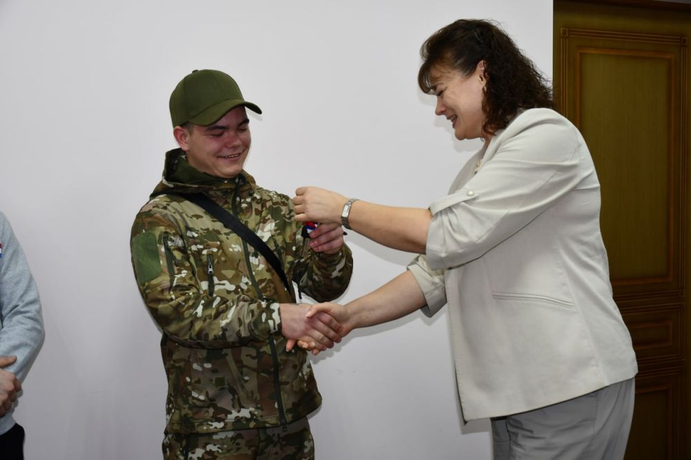 Василий Грабован: Красногвардейцам Владиславу и Никите Мирмовичам из числа детей- сирот вручили ключи от квартиры Василий Грабован: Красногвардейцам Владиславу и Никите Мирмовичам из числа детей- сирот вручили ключи от квартиры