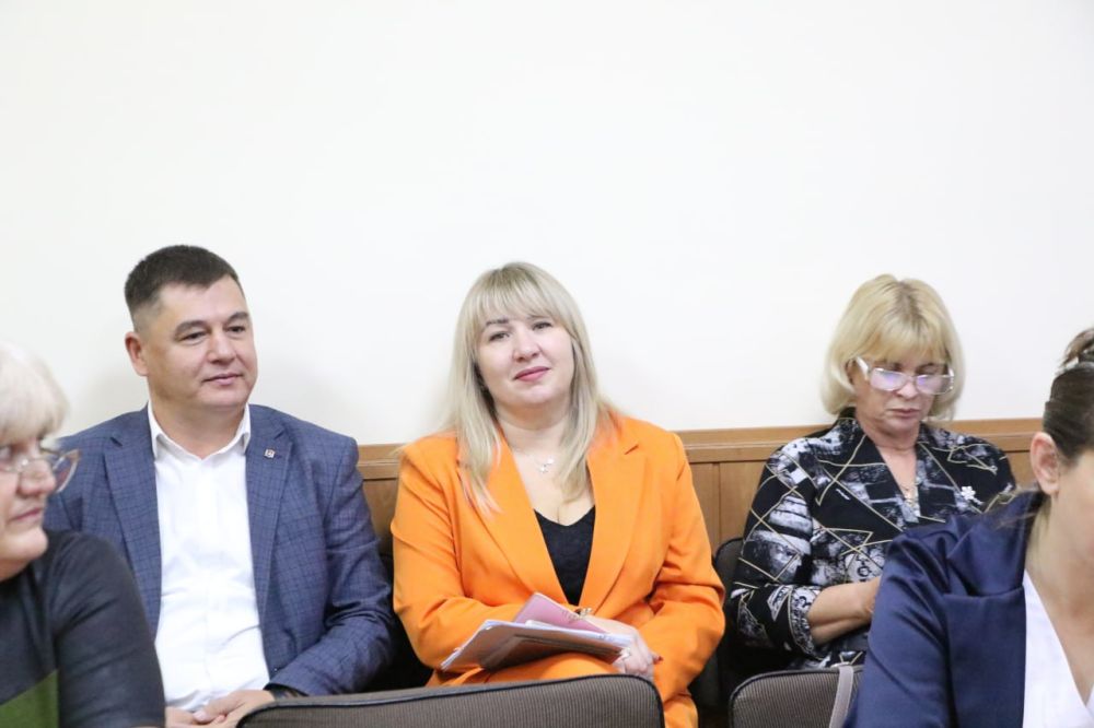 Ольга Урайкина: Совместно с главой администрации Бахчисарайского района Анжеликой Ястребовой в малом зале администрации района провели аппаратное совещание с главами поселений Ольга Урайкина: Совместно с главой администрации Бахчисарайского района Анжеликой Ястребовой в малом зале администрации района провели аппаратное совещание с главами поселений
