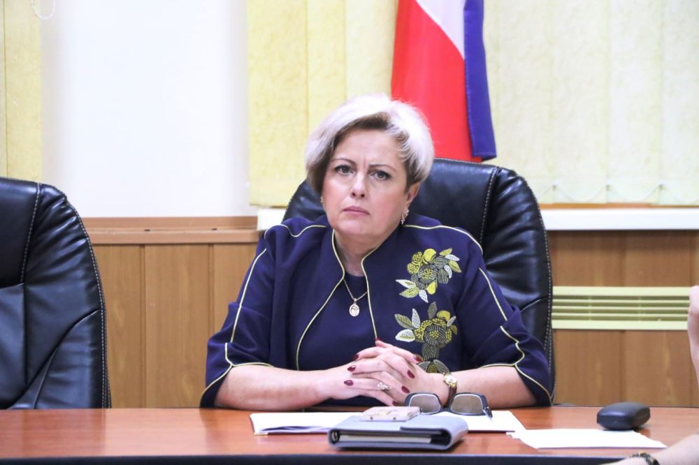 Ольга Урайкина: Совместно с главой администрации Бахчисарайского района Анжеликой Ястребовой в малом зале администрации района провели аппаратное совещание с главами поселений Ольга Урайкина: Совместно с главой администрации Бахчисарайского района Анжеликой Ястребовой в малом зале администрации района провели аппаратное совещание с главами поселений