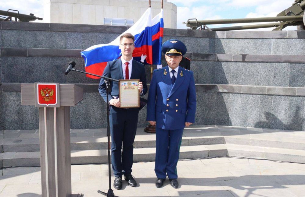 Сегодня, 15 октября 2024 года, у Обелиска Славы на горе Митридат в городе Керчи состоялось торжественное принятие Присяги прокурора молодыми специалистами прокуратуры республики Сегодня, 15 октября 2024 года, у Обелиска Славы на горе Митридат в городе Керчи состоялось торжественное принятие Присяги прокурора молодыми специалистами прокуратуры республики