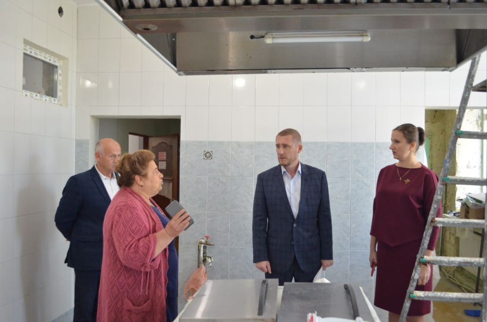 После села Павловка посетил Васильевскую среднюю школу и детский сад «Василёк» в селе Васильевка для проверки организации питания После села Павловка посетил Васильевскую среднюю школу и детский сад «Василёк» в селе Васильевка для проверки организации питания
