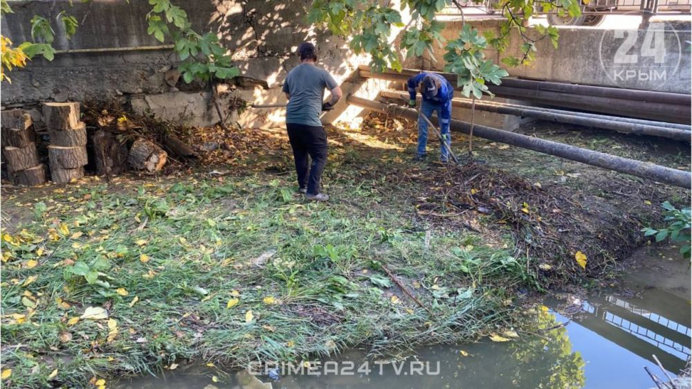 В центре Алушты очищают русло реки Улу-Узень В центре Алушты очищают русло реки Улу-Узень
