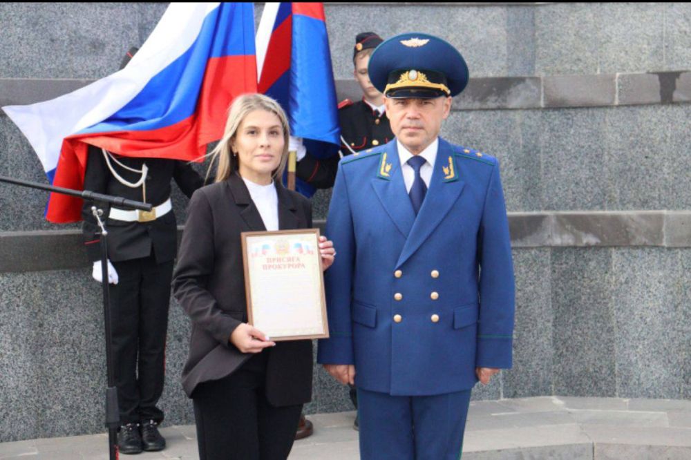 Сегодня, 15 октября 2024 года, у Обелиска Славы на горе Митридат в городе Керчи состоялось торжественное принятие Присяги прокурора молодыми специалистами прокуратуры республики Сегодня, 15 октября 2024 года, у Обелиска Славы на горе Митридат в городе Керчи состоялось торжественное принятие Присяги прокурора молодыми специалистами прокуратуры республики