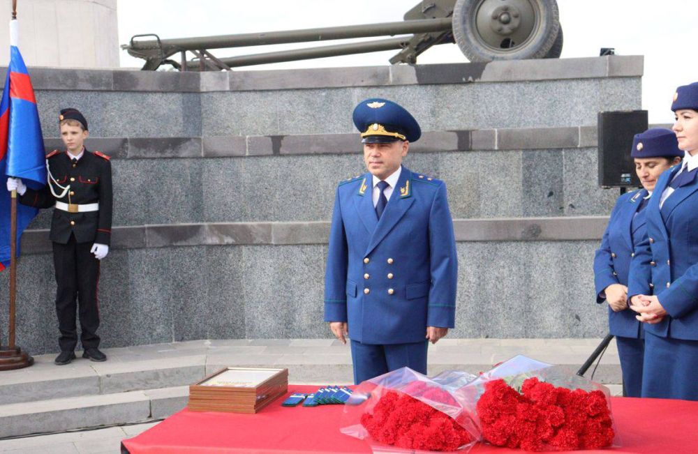 Сегодня, 15 октября 2024 года, у Обелиска Славы на горе Митридат в городе Керчи состоялось торжественное принятие Присяги прокурора молодыми специалистами прокуратуры республики Сегодня, 15 октября 2024 года, у Обелиска Славы на горе Митридат в городе Керчи состоялось торжественное принятие Присяги прокурора молодыми специалистами прокуратуры республики