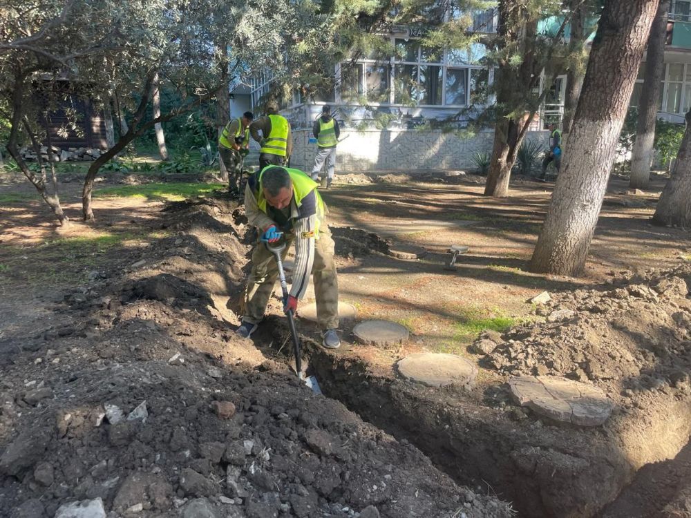 Галина Огнёва: В Алуште продолжается работа по установке автоматической системы полива в парках и скверах Галина Огнёва: В Алуште продолжается работа по установке автоматической системы полива в парках и скверах