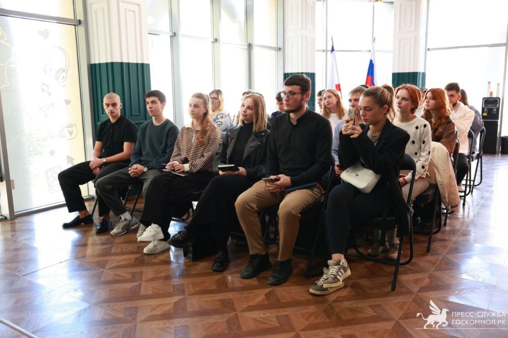 УЧИСЬ И СОЗДАВАЙ. В «Доме Молодежи» состоялась встреча со студенческим активом КИПУ имени Февзи Якубова УЧИСЬ И СОЗДАВАЙ. В «Доме Молодежи» состоялась встреча со студенческим активом КИПУ имени Февзи Якубова