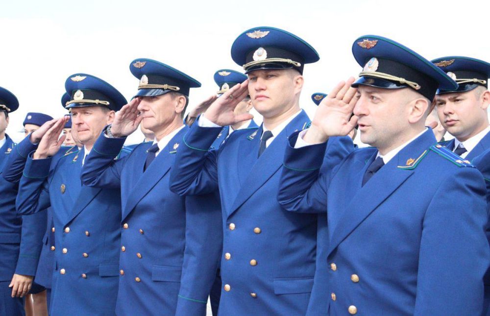 Сегодня, 15 октября 2024 года, у Обелиска Славы на горе Митридат в городе Керчи состоялось торжественное принятие Присяги прокурора молодыми специалистами прокуратуры республики Сегодня, 15 октября 2024 года, у Обелиска Славы на горе Митридат в городе Керчи состоялось торжественное принятие Присяги прокурора молодыми специалистами прокуратуры республики