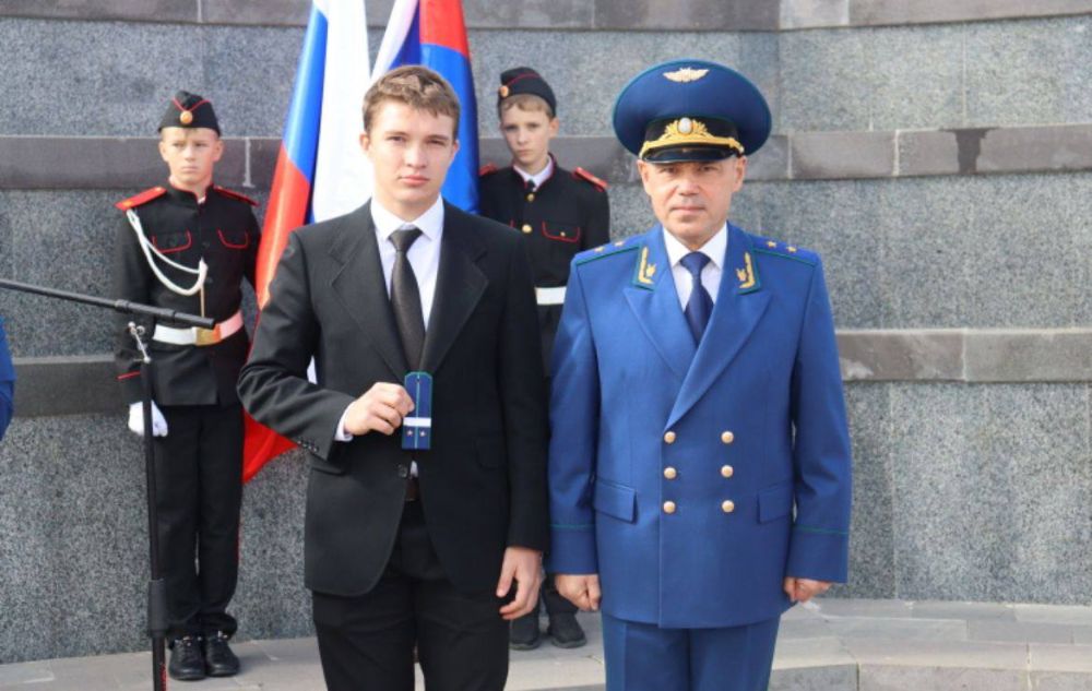 Сегодня, 15 октября 2024 года, у Обелиска Славы на горе Митридат в городе Керчи состоялось торжественное принятие Присяги прокурора молодыми специалистами прокуратуры республики Сегодня, 15 октября 2024 года, у Обелиска Славы на горе Митридат в городе Керчи состоялось торжественное принятие Присяги прокурора молодыми специалистами прокуратуры республики