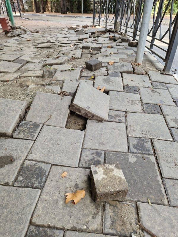 В районе шестой школы восстановили тротуар В районе шестой школы восстановили тротуар