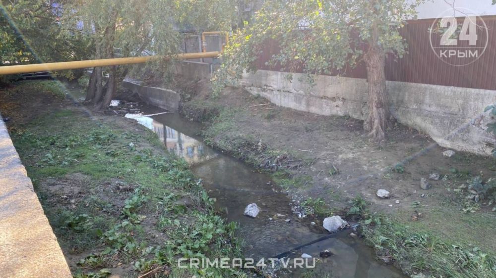 В центре Алушты очищают русло реки Улу-Узень В центре Алушты очищают русло реки Улу-Узень