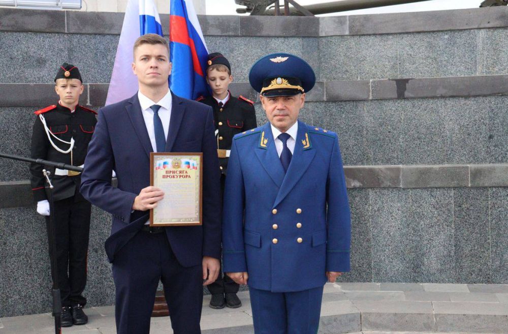 Сегодня, 15 октября 2024 года, у Обелиска Славы на горе Митридат в городе Керчи состоялось торжественное принятие Присяги прокурора молодыми специалистами прокуратуры республики Сегодня, 15 октября 2024 года, у Обелиска Славы на горе Митридат в городе Керчи состоялось торжественное принятие Присяги прокурора молодыми специалистами прокуратуры республики