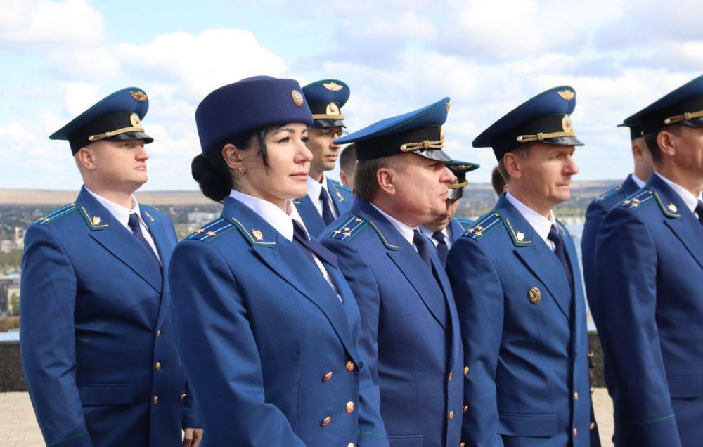 Сегодня, 15 октября 2024 года, у Обелиска Славы на горе Митридат в городе Керчи состоялось торжественное принятие Присяги прокурора молодыми специалистами прокуратуры республики Сегодня, 15 октября 2024 года, у Обелиска Славы на горе Митридат в городе Керчи состоялось торжественное принятие Присяги прокурора молодыми специалистами прокуратуры республики