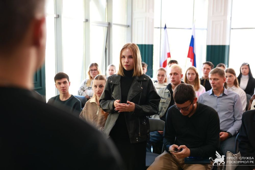 УЧИСЬ И СОЗДАВАЙ. В «Доме Молодежи» состоялась встреча со студенческим активом КИПУ имени Февзи Якубова УЧИСЬ И СОЗДАВАЙ. В «Доме Молодежи» состоялась встреча со студенческим активом КИПУ имени Февзи Якубова