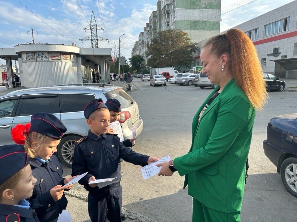 Патруль ЮИД вышел на улицы Симферополя, чтобы напомнить пешеходам о правилах перехода проезжей части Патруль ЮИД вышел на улицы Симферополя, чтобы напомнить пешеходам о правилах перехода проезжей части