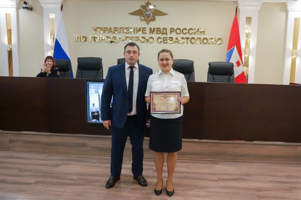 Начальник УМВД России по г. Севастополю полковник полиции Сергей Сигунов вручил ведомственные награды сотрудникам подразделений дознания Начальник УМВД России по г. Севастополю полковник полиции Сергей Сигунов вручил ведомственные награды сотрудникам подразделений дознания