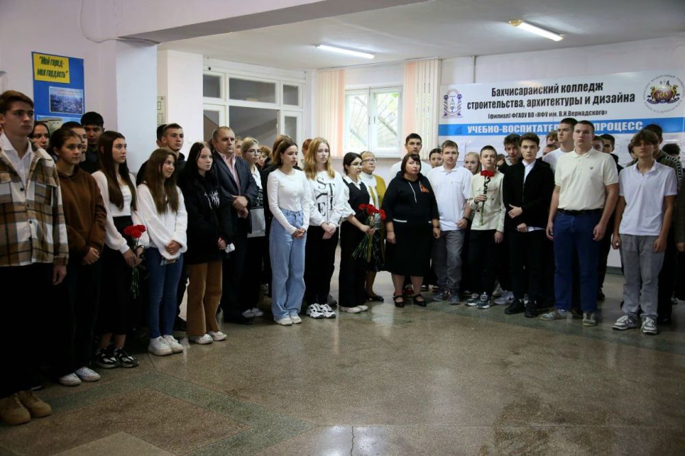 В Бахчисарайском колледже открыли мемориальный стенд памяти бойцам СВО В Бахчисарайском колледже открыли мемориальный стенд памяти бойцам СВО