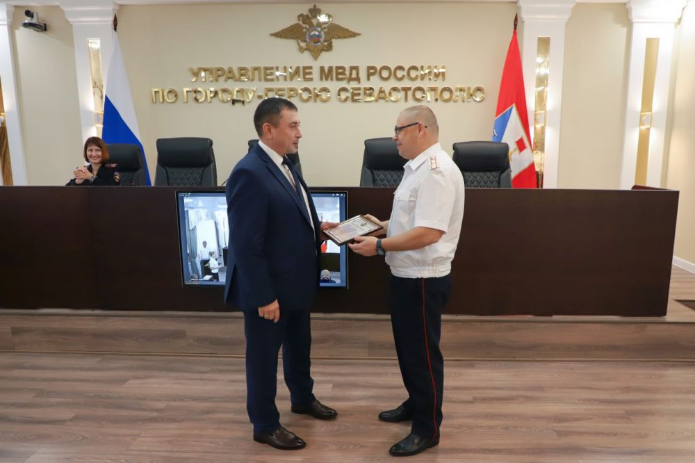 Начальник УМВД России по г. Севастополю полковник полиции Сергей Сигунов вручил ведомственные награды сотрудникам подразделений дознания Начальник УМВД России по г. Севастополю полковник полиции Сергей Сигунов вручил ведомственные награды сотрудникам подразделений дознания