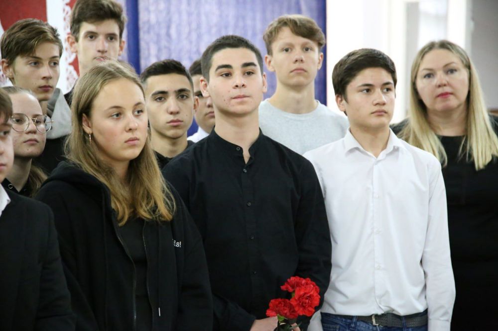 В Бахчисарайском колледже открыли мемориальный стенд памяти бойцам СВО В Бахчисарайском колледже открыли мемориальный стенд памяти бойцам СВО