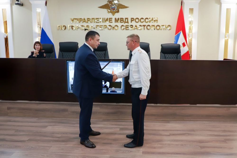 Начальник УМВД России по г. Севастополю полковник полиции Сергей Сигунов вручил ведомственные награды сотрудникам подразделений дознания Начальник УМВД России по г. Севастополю полковник полиции Сергей Сигунов вручил ведомственные награды сотрудникам подразделений дознания