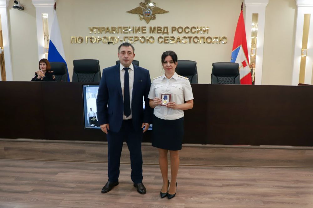 Начальник УМВД России по г. Севастополю полковник полиции Сергей Сигунов вручил ведомственные награды сотрудникам подразделений дознания Начальник УМВД России по г. Севастополю полковник полиции Сергей Сигунов вручил ведомственные награды сотрудникам подразделений дознания