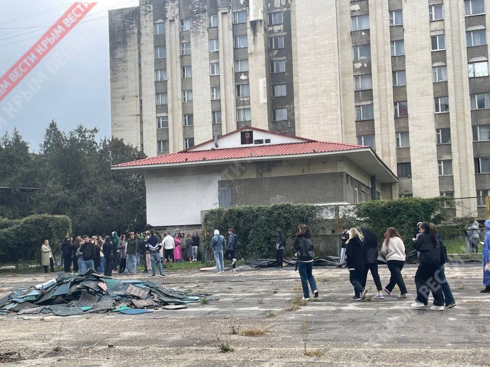 Студентов также эвакуировали из общежитий по улицам Рылеева, Радищева и Беспалова, передаёт корреспондент «Вести Крым» Студентов также эвакуировали из общежитий по улицам Рылеева, Радищева и Беспалова, передаёт корреспондент «Вести Крым»