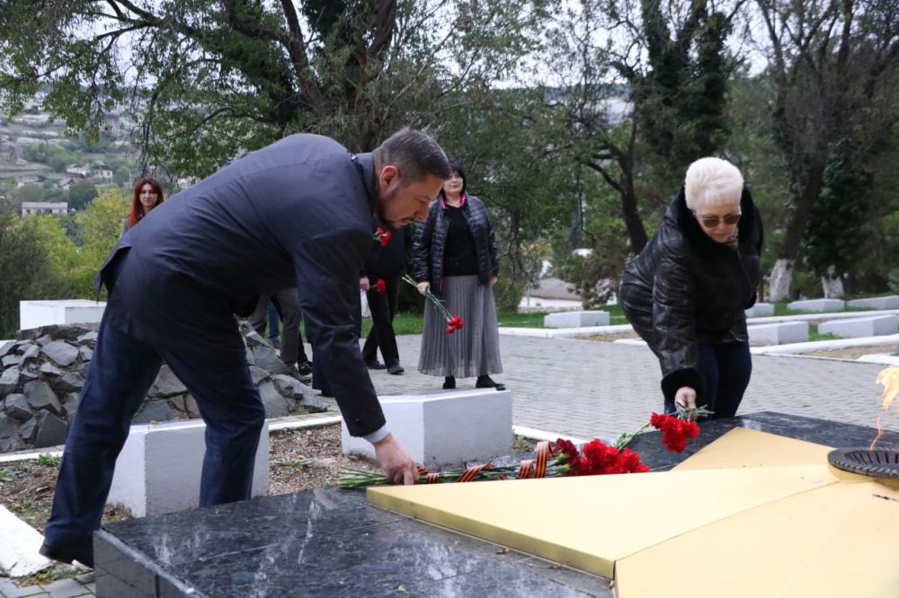 Ольга Урайкина: Посещение города Бахчисарай началось с церемонии возложения цветов у мемориала "Чайка" и на Братском... Ольга Урайкина: Посещение города Бахчисарай началось с церемонии возложения цветов у мемориала "Чайка" и на Братском...