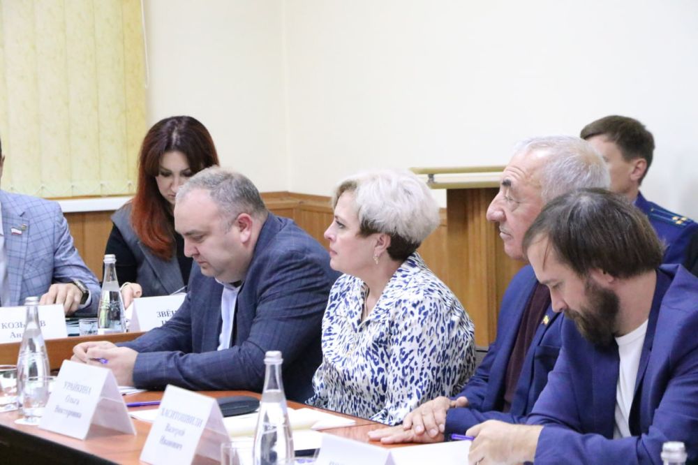 Ольга Урайкина: В завершении поездки в малом зале администрации состоялось заседание комитета по аграрной политике и развитию сельских территорий Республики Крым Ольга Урайкина: В завершении поездки в малом зале администрации состоялось заседание комитета по аграрной политике и развитию сельских территорий Республики Крым