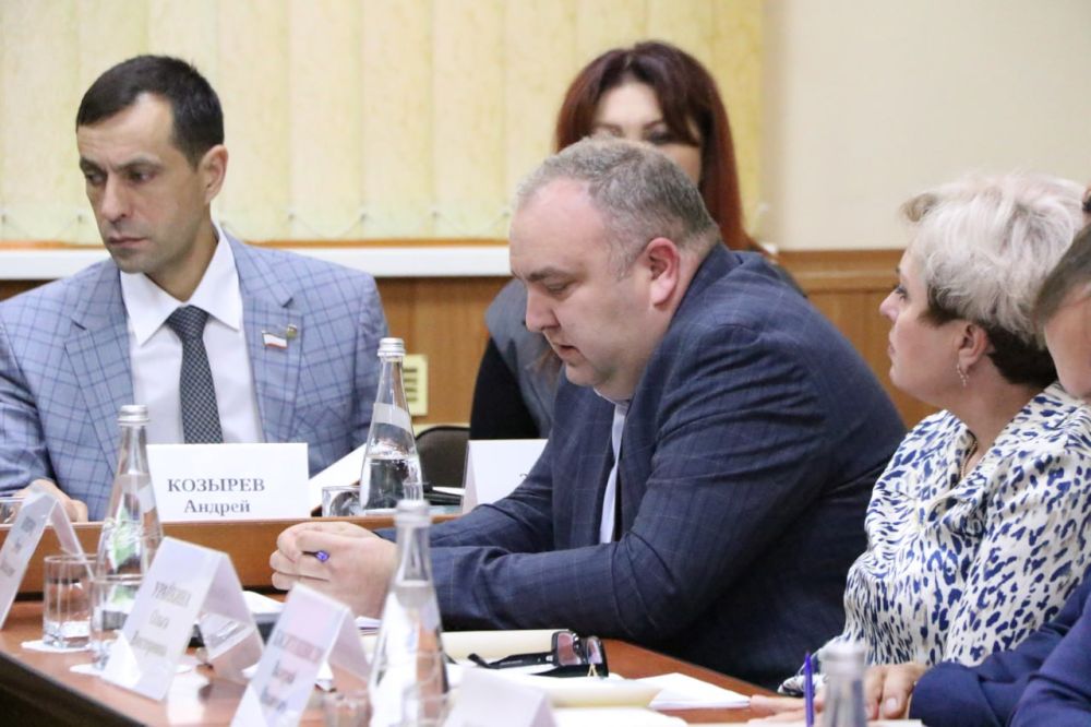 Ольга Урайкина: В завершении поездки в малом зале администрации состоялось заседание комитета по аграрной политике и развитию сельских территорий Республики Крым Ольга Урайкина: В завершении поездки в малом зале администрации состоялось заседание комитета по аграрной политике и развитию сельских территорий Республики Крым