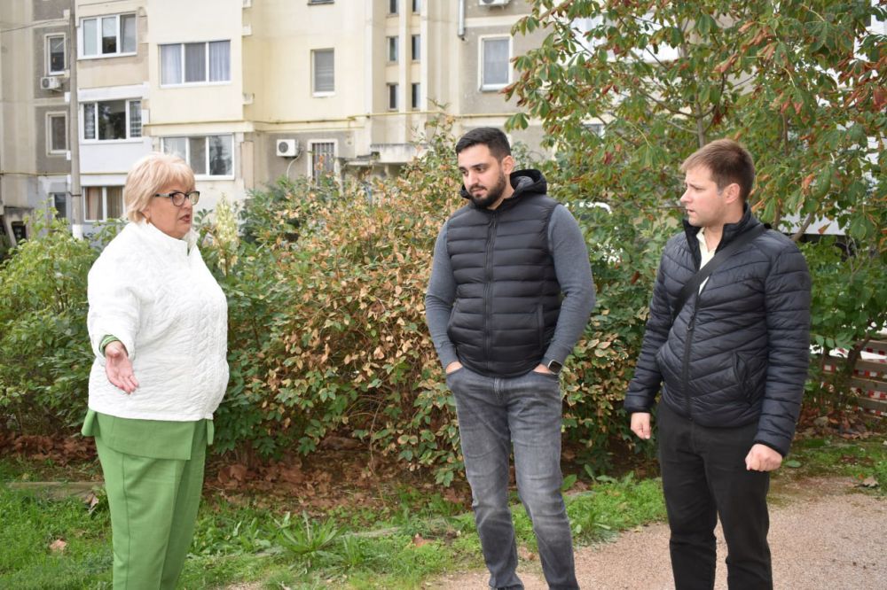 Галина Огнёва: Совместно с заместителем, курирующим сферу капитального строительства и ЖКХ Олегом Черевко выехала на улицу 60 лет СССР №№ 15, 16, 17, 19 с проверкой работ по ремонту внутриквартальных проездов Галина Огнёва: Совместно с заместителем, курирующим сферу капитального строительства и ЖКХ Олегом Черевко выехала на улицу 60 лет СССР №№ 15, 16, 17, 19 с проверкой работ по ремонту внутриквартальных проездов