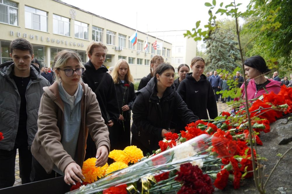 #память. 6 лет… День 17 октября 2018 года вписан в историю Керчи страшной трагедией в политехническом колледже, тяжелой... #память. 6 лет… День 17 октября 2018 года вписан в историю Керчи страшной трагедией в политехническом колледже, тяжелой...