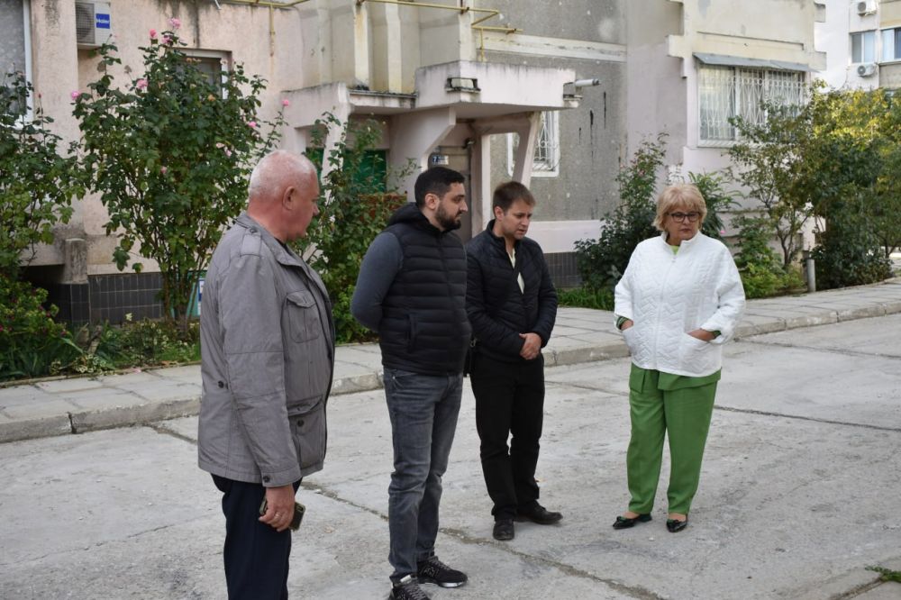 Галина Огнёва: Совместно с заместителем, курирующим сферу капитального строительства и ЖКХ Олегом Черевко выехала на улицу 60 лет СССР №№ 15, 16, 17, 19 с проверкой работ по ремонту внутриквартальных проездов Галина Огнёва: Совместно с заместителем, курирующим сферу капитального строительства и ЖКХ Олегом Черевко выехала на улицу 60 лет СССР №№ 15, 16, 17, 19 с проверкой работ по ремонту внутриквартальных проездов