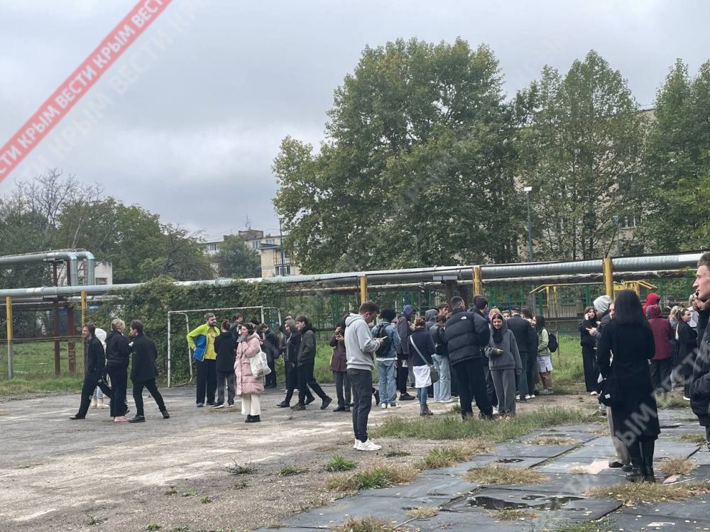 Студентов также эвакуировали из общежитий по улицам Рылеева, Радищева и Беспалова, передаёт корреспондент «Вести Крым» Студентов также эвакуировали из общежитий по улицам Рылеева, Радищева и Беспалова, передаёт корреспондент «Вести Крым»